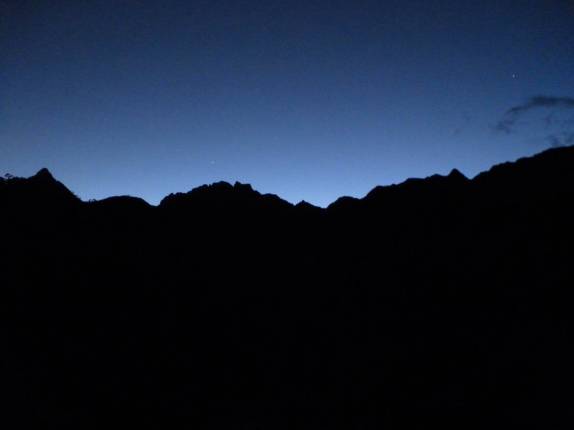 O dia começa a nascer na subida para Machu Picchu, no Peru